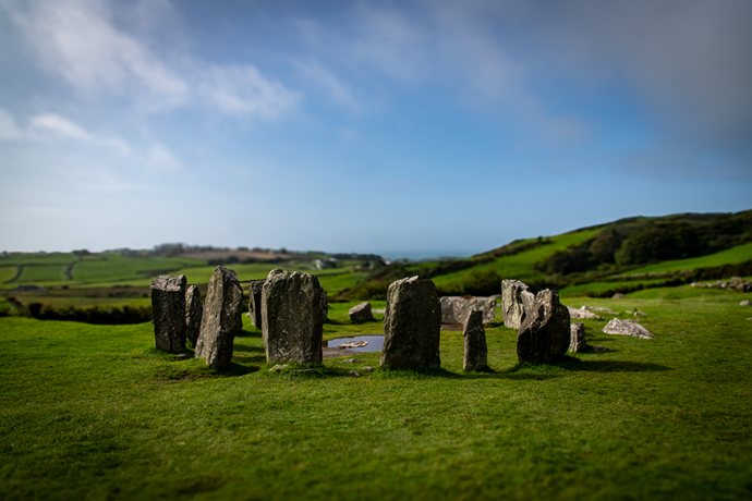 Een cirkel van menhirs in Ierland.