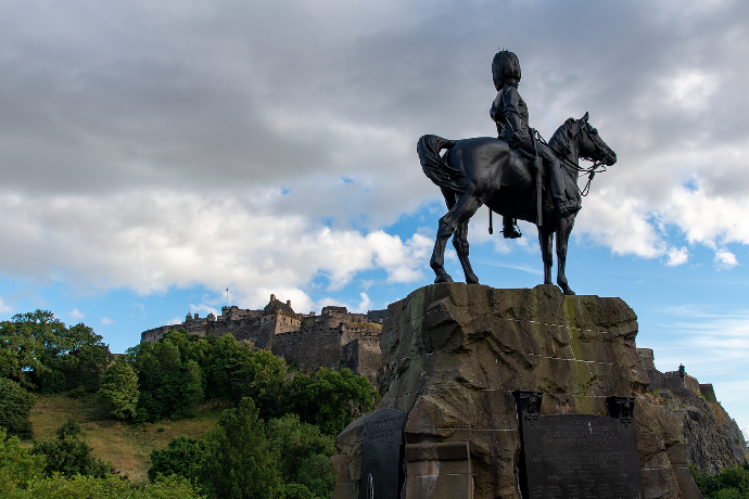 Ruiterstandbeeld voor Edinburgh Castle.