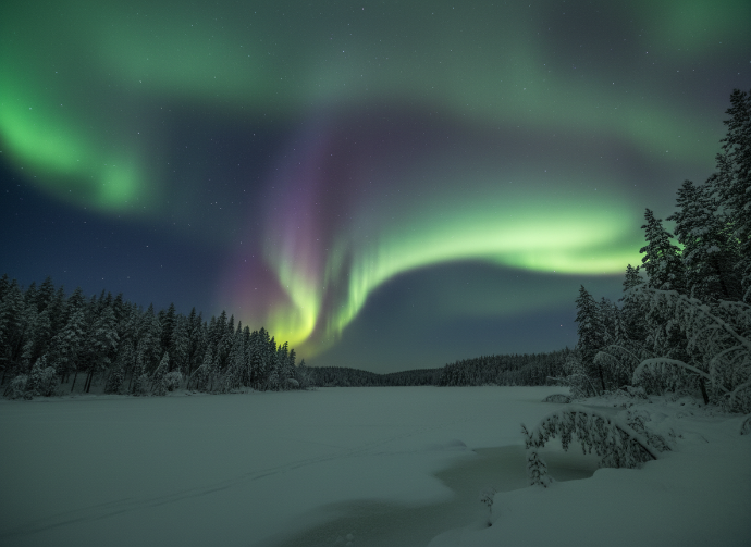 Het noorderlicht boven een bevroren meer.