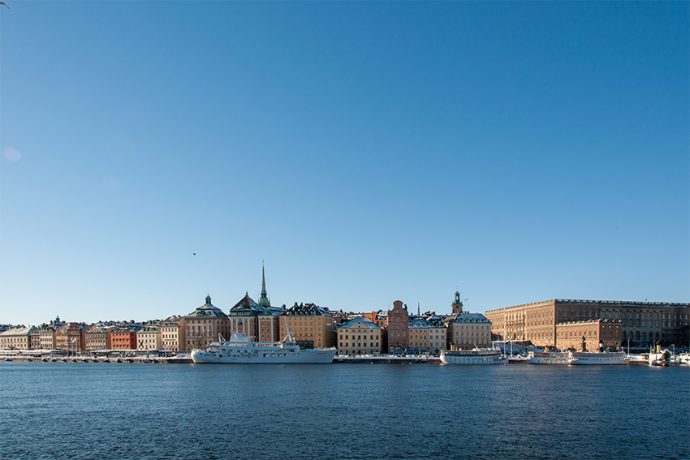 Zicht op Gamla stan, Stockholm, vanop het water.