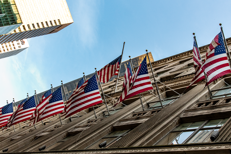 Amerikaanse vlaggen aan een gevel in New York.