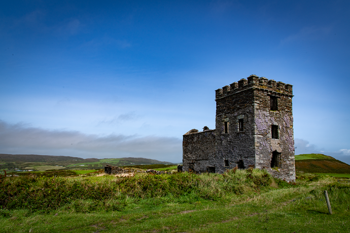 Ruïne in een groen Iers landschap.