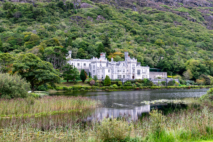 Zicht op Kylemore Abbey.